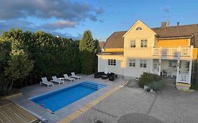 Centralt boende, pool, nära till natur&våtmark